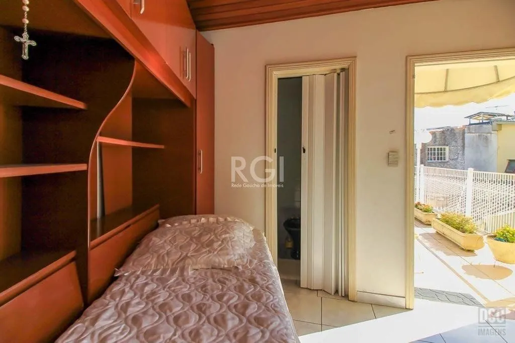 Imagem casa Living para 3 ambientes com lavabo, cozinha com pia e armários planejados