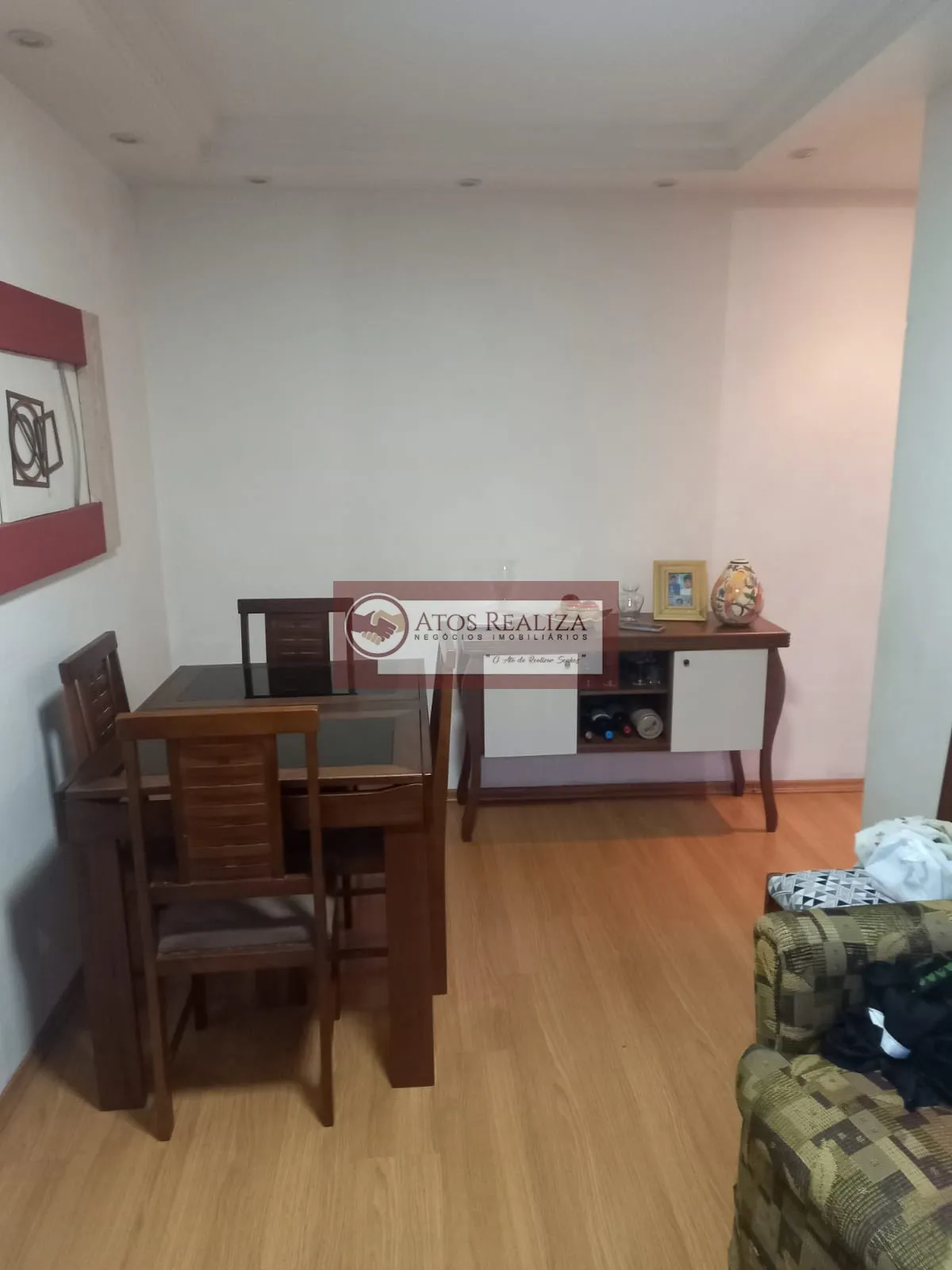 Imagem Vendo SUPER Oportunidade no Jardim Lalo. Apartamento de 2 Dormitórios com Armários, Cozinha com planejados, 1 vaga de garagem. Valor R$ 320.000 valor de oportunidade.