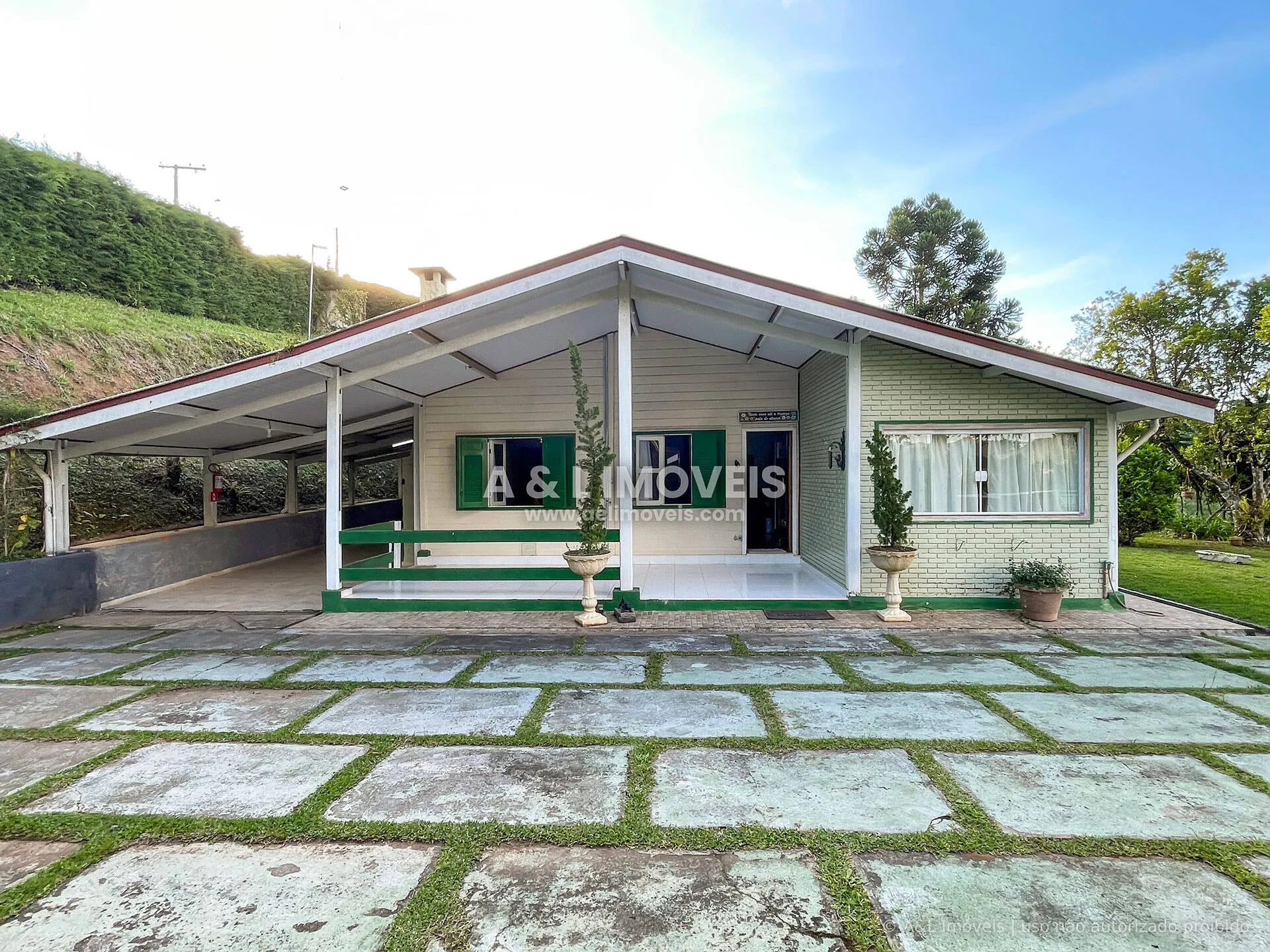 Imagem Casa à Venda em Campos do Jordão | 5 Dorms., Lareira e Deck Panorâmico