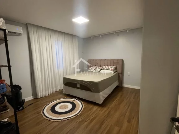 Imagem Sobrado Averbado no Iririú com 347m²