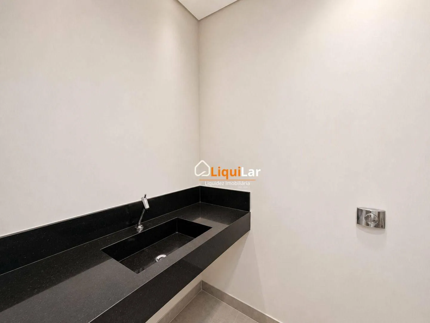 Imagem Casa à Venda no Residencial Carlota I com 3 Quartos, Suíte, Área Gourmet e Condomínio Exclusivo