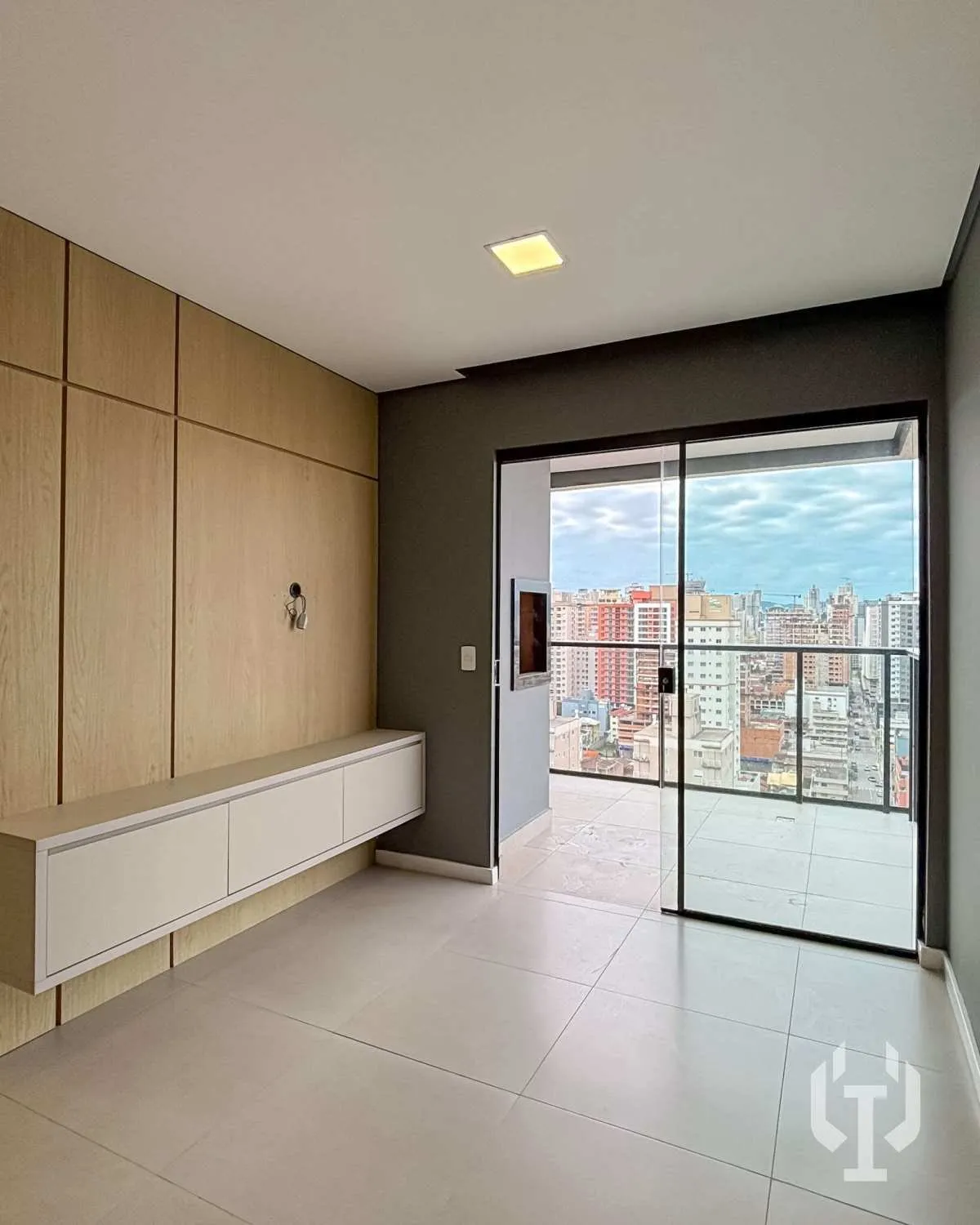 Imagem Apartamento semimobiliado com 2 suítes em Itapema