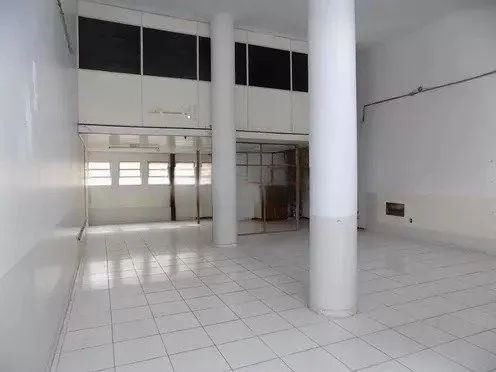 Imagem MÁFFER IMÓVEIS ALUGA LOJA COMERCIAL COM MEZANINO - BAIRRO CIDADE BAIXA Localização privilegiada, em uma das áreas mais movimentadas da Cidade Baixa, com grande fluxo de pedestres e veículos.