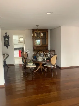 Imagem Apartamento espaçoso com 198m² em andar alto, muito bem iluminado pelo sol da manhã. Possui livin...