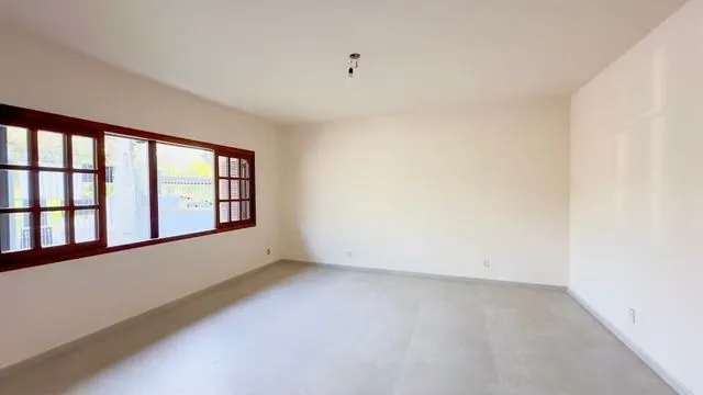 Imagem Casa térrea com 3 dormitórios, piscina, espaço gourmet com churrasqueira.