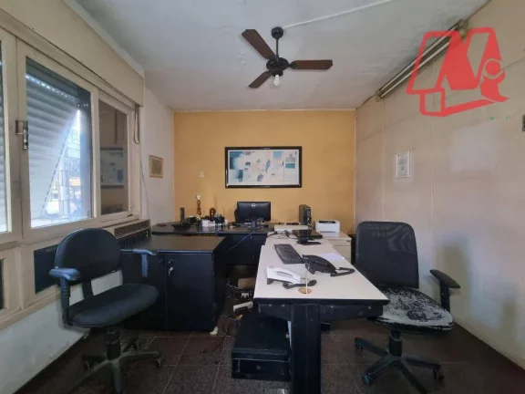 Imagem Casa com 5 dormitórios e pátio próximo à Redenção