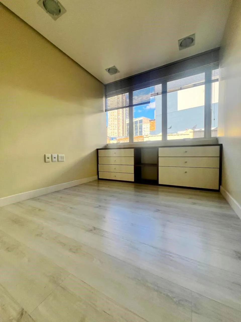 Imagem SALA COMERCIAL SEMIMOBILIADA COM VAGA, PARA VENDA OU LOCAÇÃO NO BAIRRO CENTRO HOSTÓRICO!