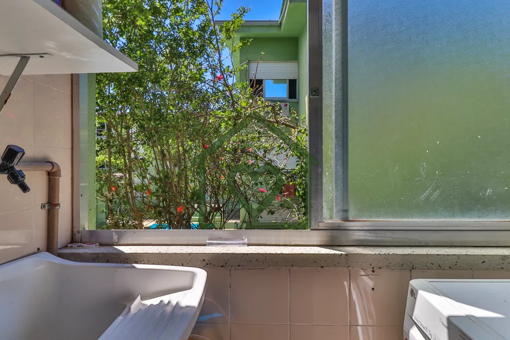 Imagem Apartamento no bairro Camaquã com 61m2 privativos, localizado a um lance de escada, composto por do...