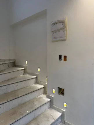 Imagem Apresentamos uma casa extraordinária, com 5 pavimentos e elevador, 3 suítes e uma master , toda climatizada, projetada com refinados toques de arquitetura e design de interiores assinados por Verônica Theodorico. Esta residência nova oferece um estilo de 