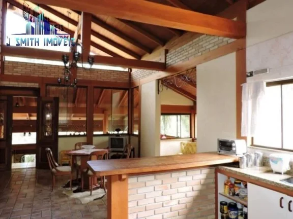 Imagem Casa na Granja Viana com muito espaço em rua tranquila
 Casa com pé direito alto, amplas varandas,...