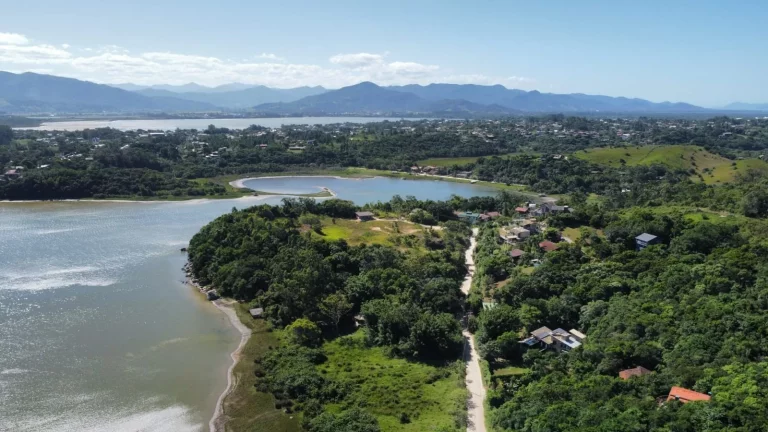 Imagem Terreno Único com Vista Deslumbrante para a Lagoa e Montanhas!