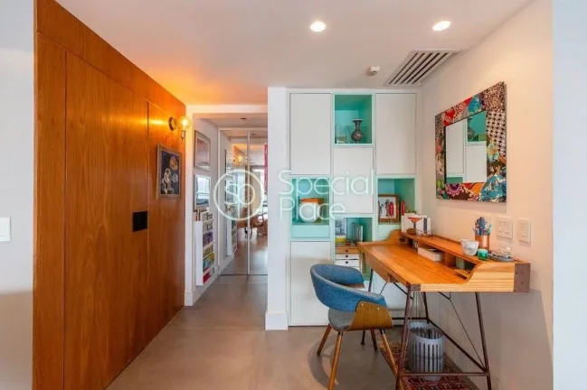 Imagem Totalmente reformado, apto com 201m² com planta versátil e super bem localizado. Amplo living com ...