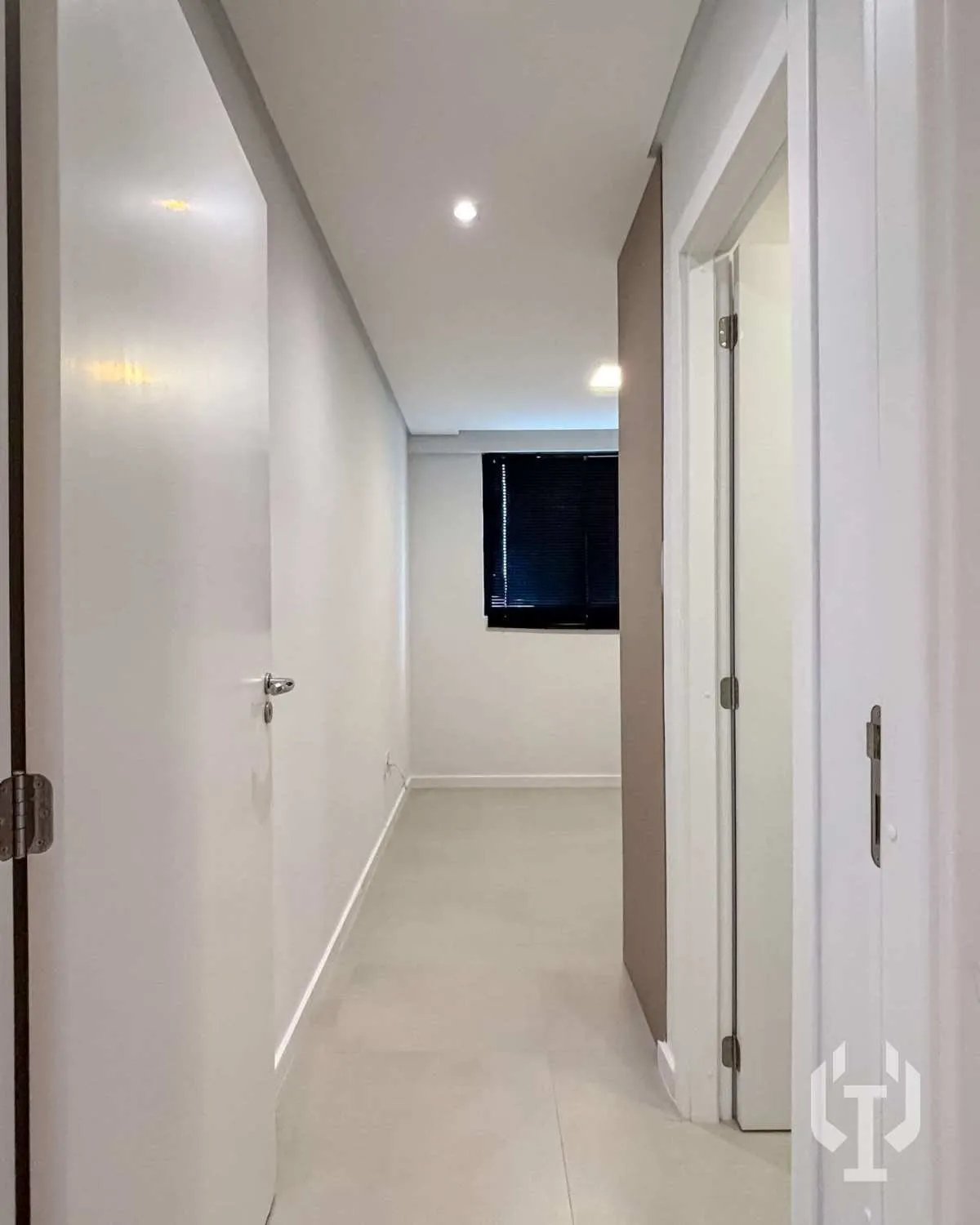 Imagem Apartamento semimobiliado com 2 suítes em Itapema