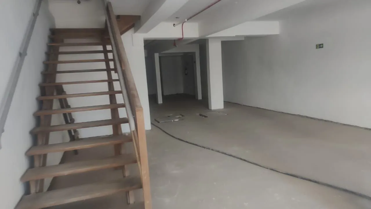 Imagem Vende loja ,com mezanino 180m², 2 banheiros