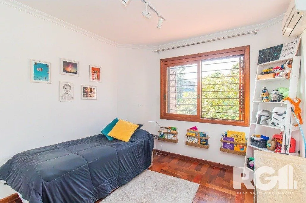 Imagem Casa espaçosa com 3 dormitórios, pátio com piscina e 4 vagas