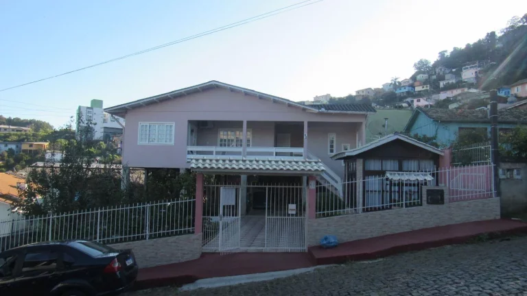Imagem Casa para Venda em Concórdia, Industriários, 4 dormitórios, 2 banheiros