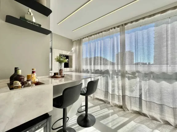 Imagem Apartamento mobiliado com 3 dormitórios sendo 1 suíte e 2 vagas de garagem em Balneário Camboriú