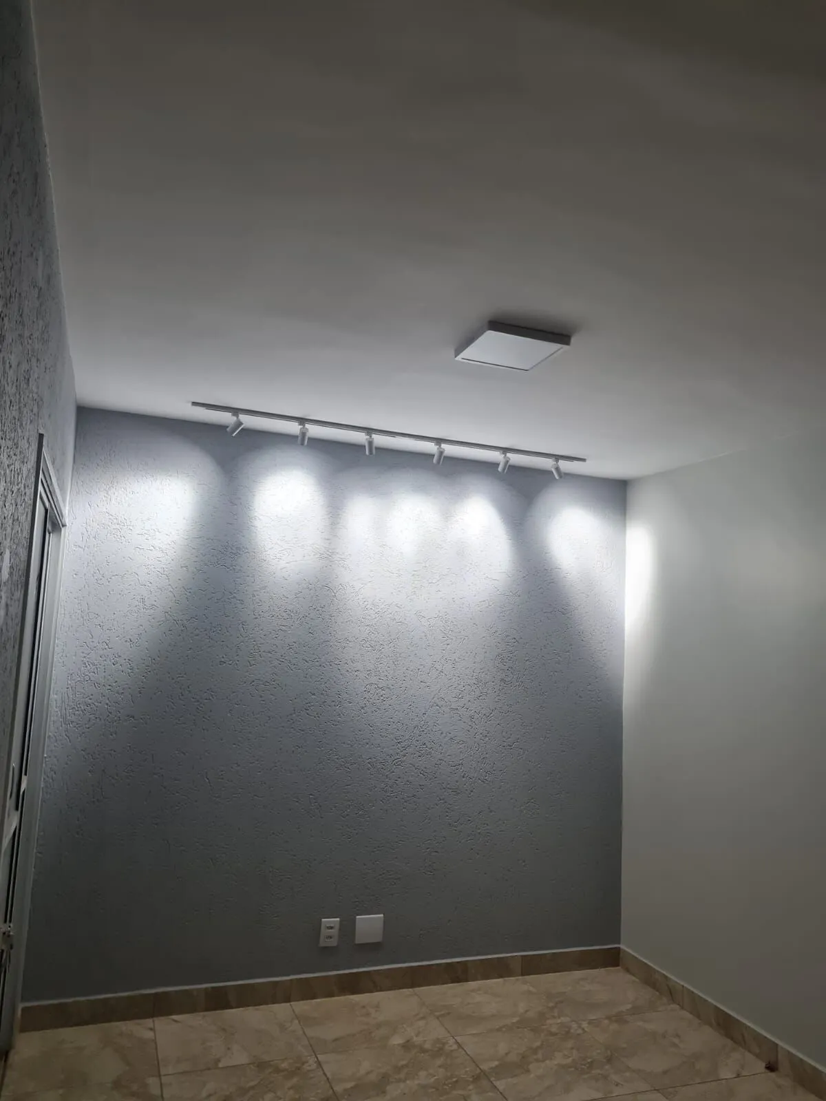 Imagem Casa térrea em condomínio. 2 quartos com 2 vagas.