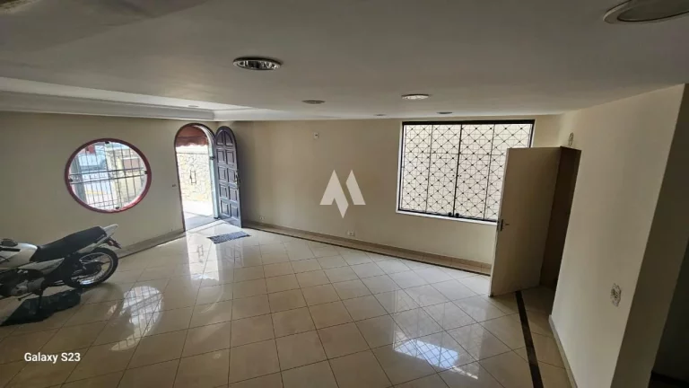 Imagem Casa com 4 dormitórios + 1 suíte + edícula em Ponta da Praia, Santos/SP