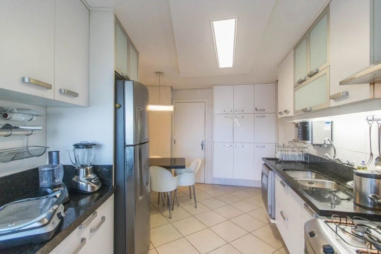 Imagem Apartamento com 3 suítes e 3 vagas de garagem no bairro Rio Branco em POA/RS