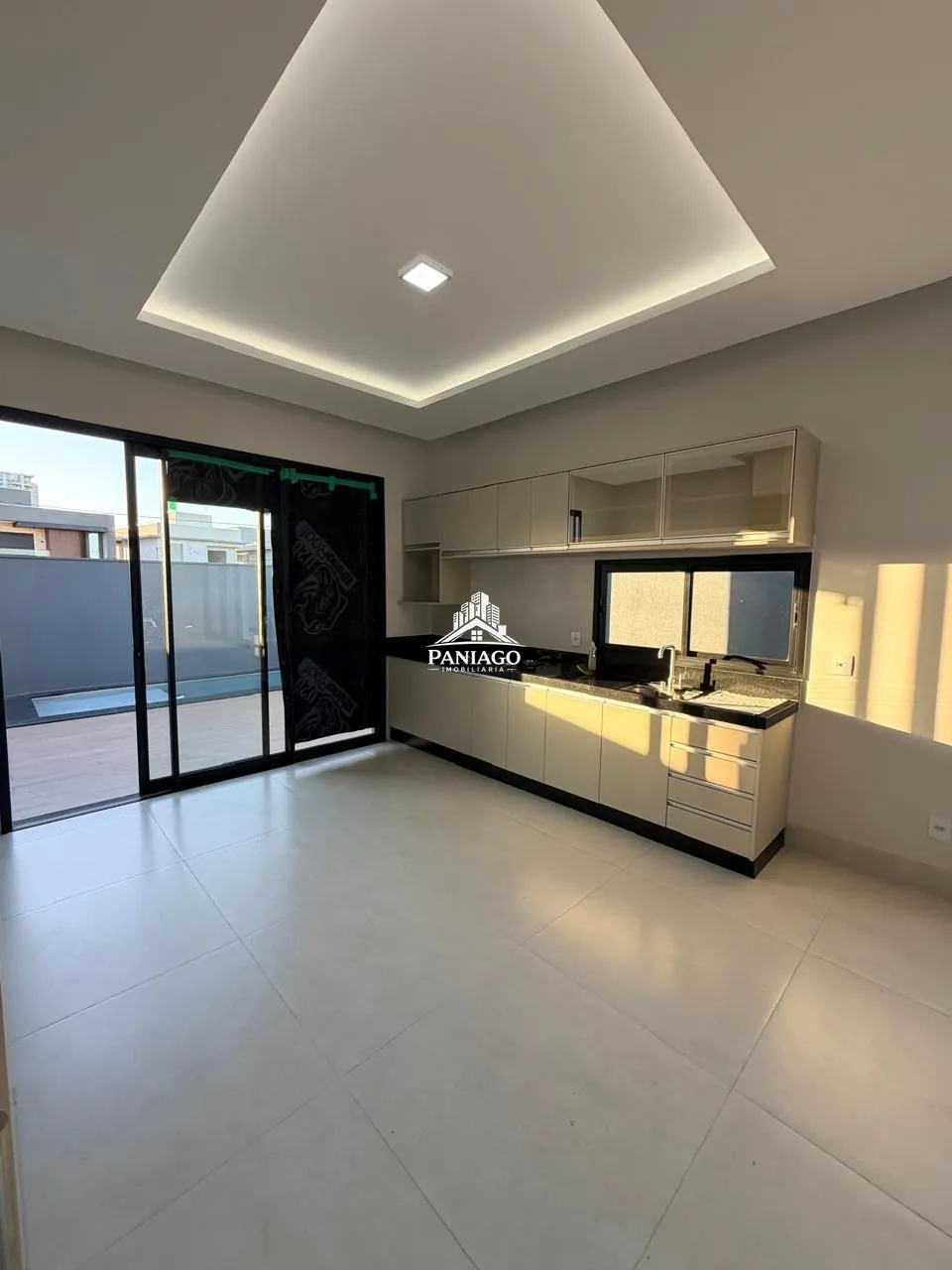 Imagem Casa Nova com 3 Suítes e Piscina à Venda no Condomínio Brisas
