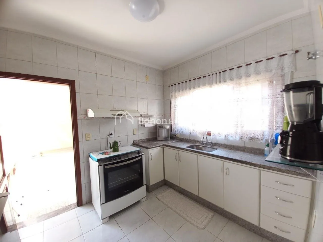 Imagem "Linda Casa à Venda em Condomínio Próximo ao Centro de Valinhos - Conforto e Lazer Completo!"