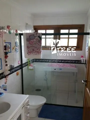 Imagem VENDA E LOCAÇÃO DE CASA NO CONDOMÍNIO NOVO HORIZONTE, EM ARUJÁ/SP, 350m² com 2 quartos, suíte, sala com lareira, piscina e churrasqueira. CONSULTE-NOS