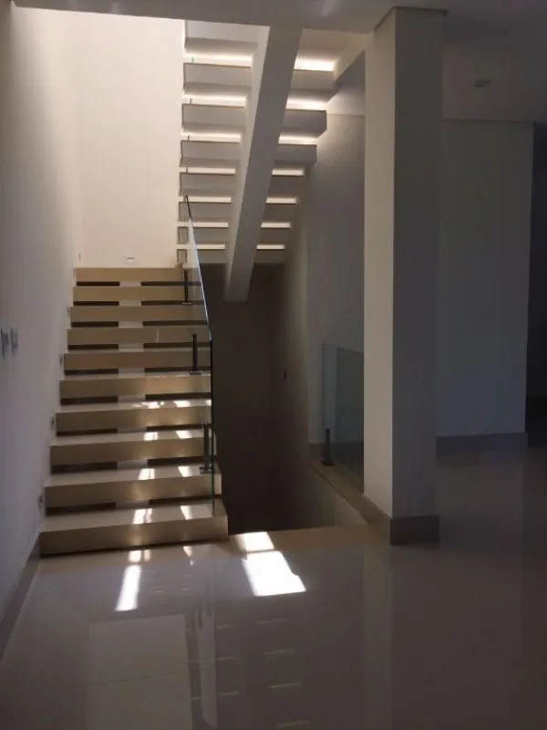 Imagem Luxuosa Casa em Condomínio: 4 Quartos, 4 Suítes, 3 Salas e 620m² em Valinhos-SP, Condomínio Zurich Dorf