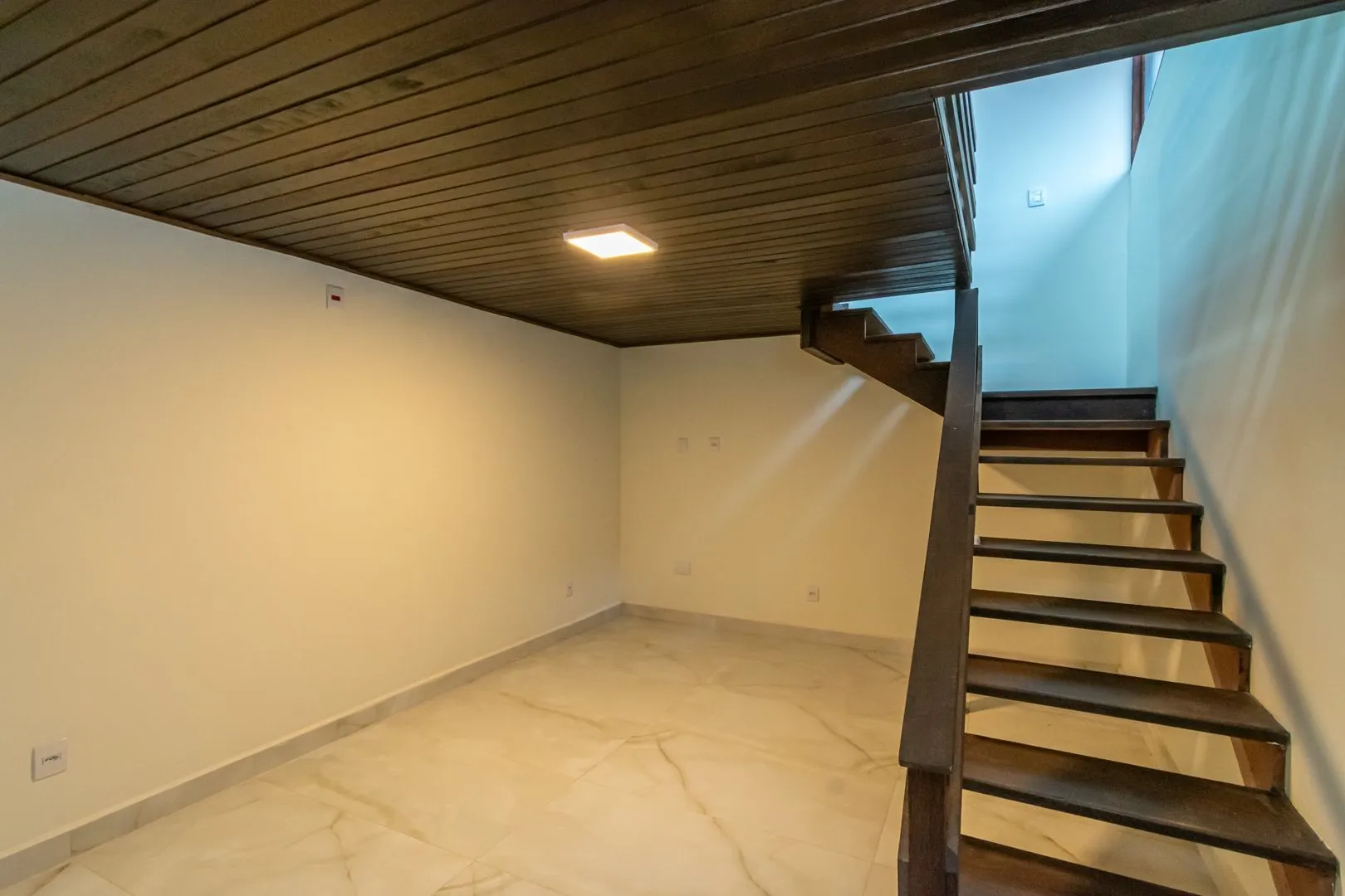 Imagem Casa sobrado no bairro Cristal de 3 dormitórios e 3 vagas DESOCUPADA