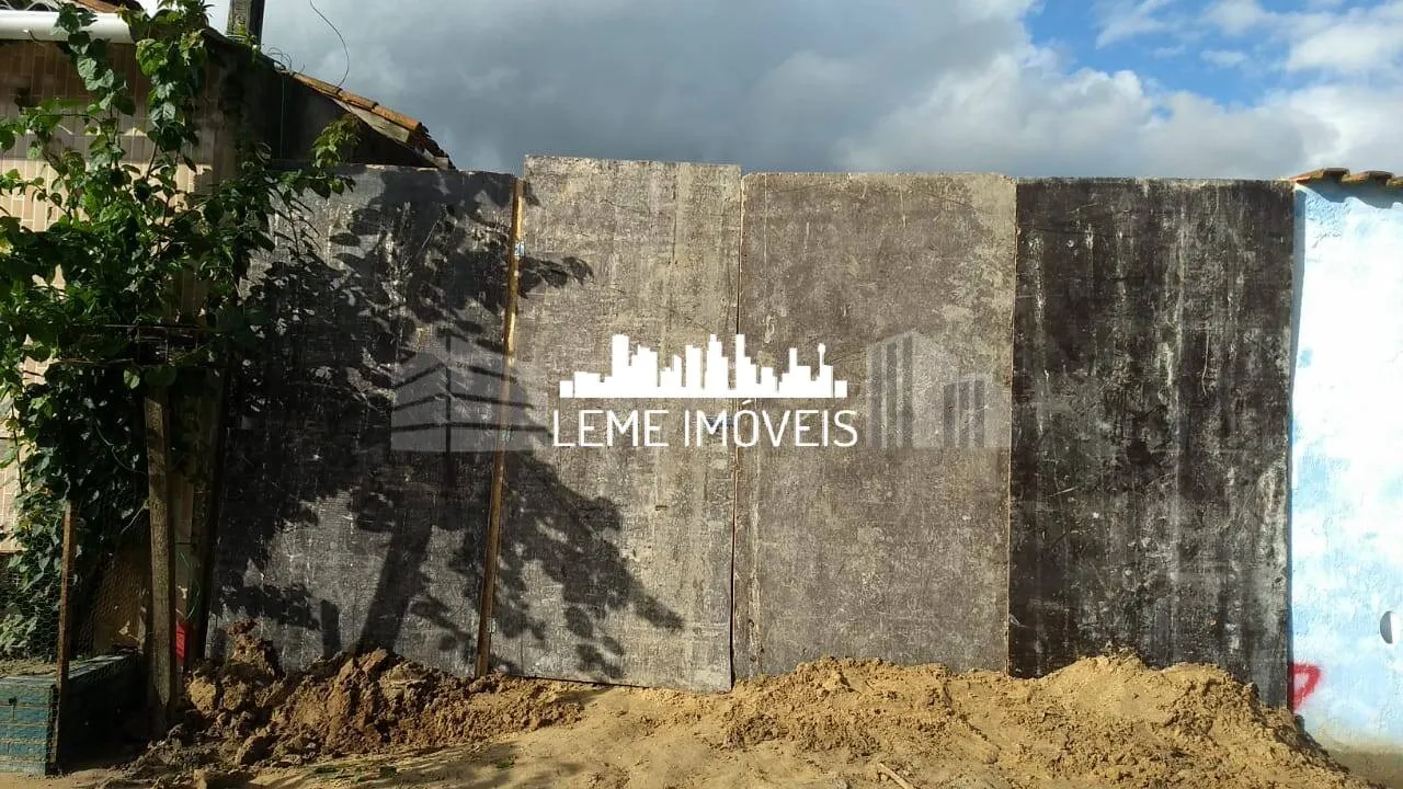 Imagem TERRENO PLANO MEDINDO 135,00M² À 800 METROS DA PRAIA COM ESCRITURA!!!