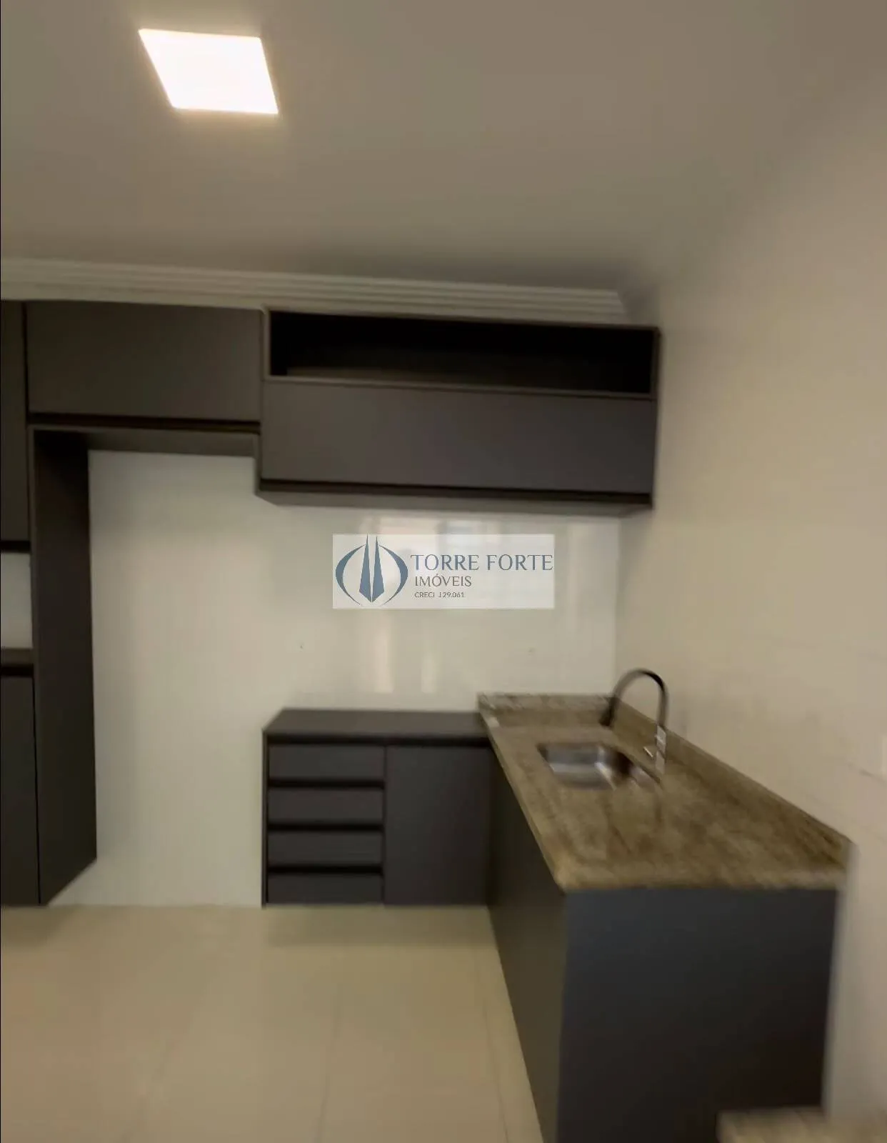 Imagem Lindo apartamento amplo, 2 dormitórios (1 suíte), 1 vaga , quintal privado.