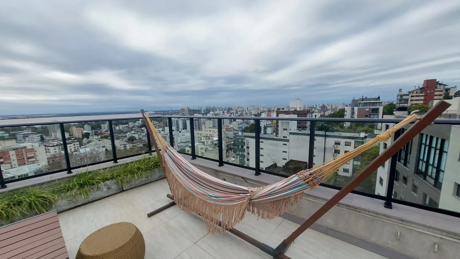Imagem APARTAMENTO 3 DOMIRTÓRIOS - 3 SUITES - 2 VAGAS - MENINO DEUS - PORTO ALEGRE - RS