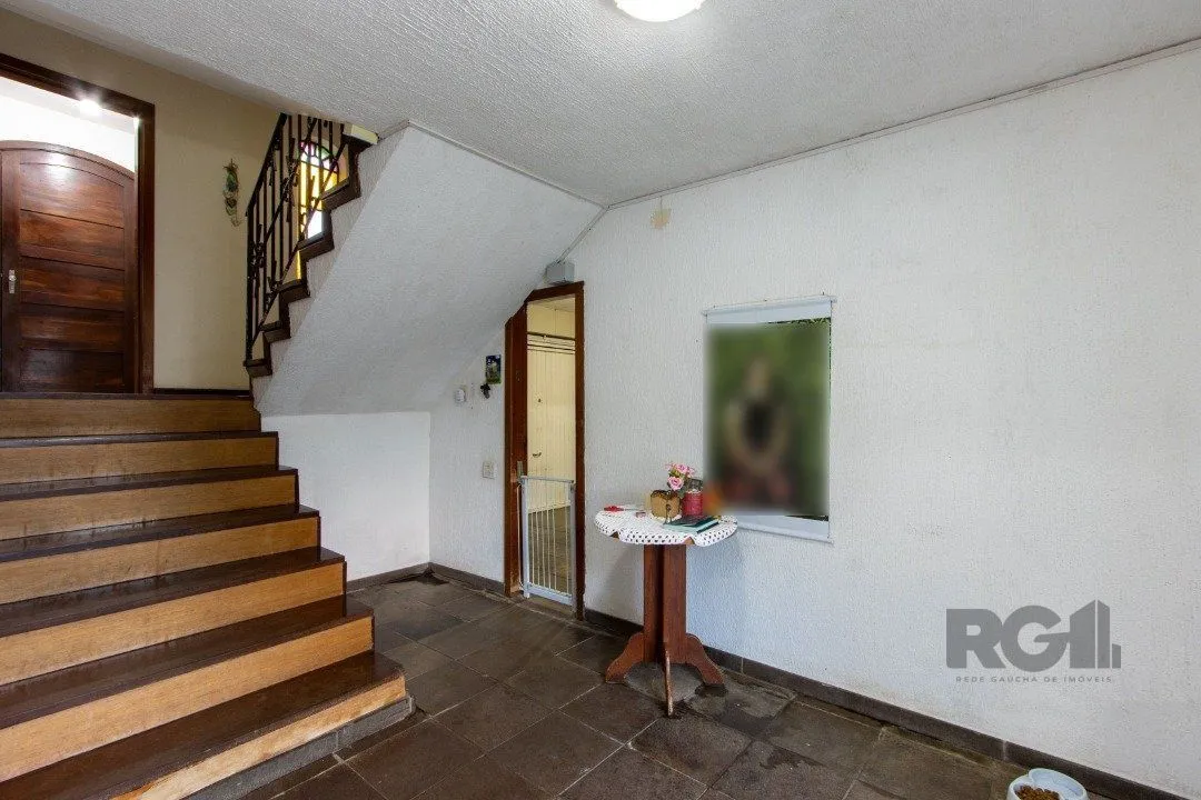 Imagem Casa no bairro Cristal, Possui 4 dormitórios, sendo 1suíte, closet e banheira de hidromassagem, com possibilidade de um podendo 1 dormitórios extra.