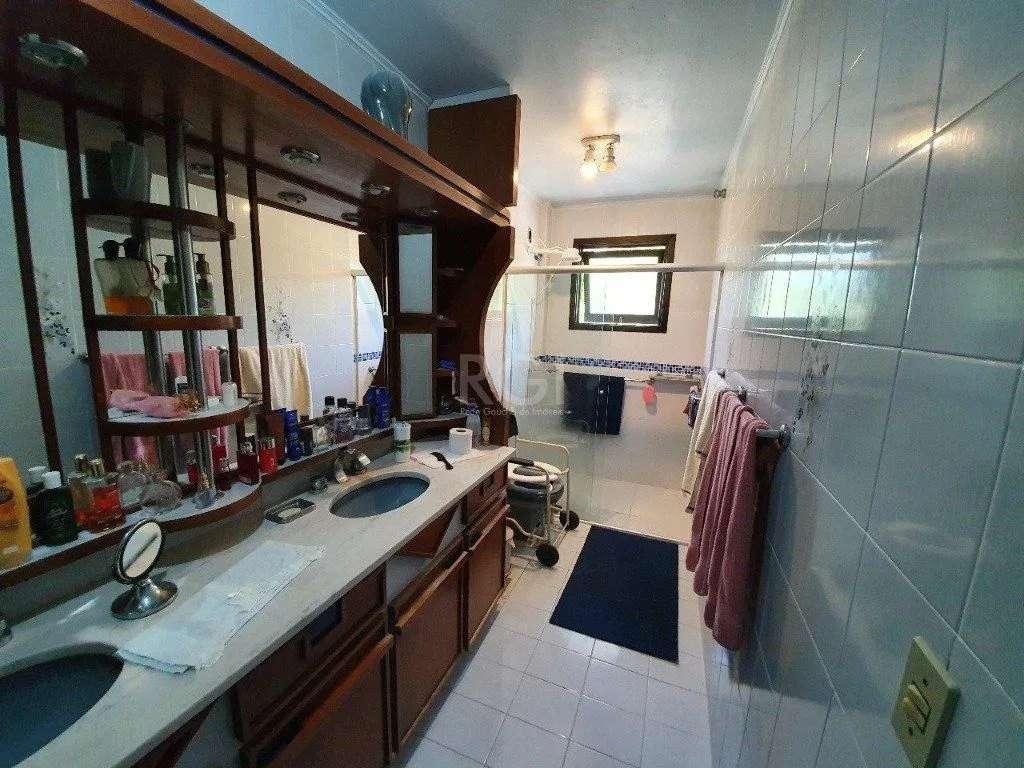 Imagem Casa de 333m² com 4 dormitórios, pátio com piscina, espaço gourmet com churrasqueira e 4 vaga de garagem no bairro Passo da Areia