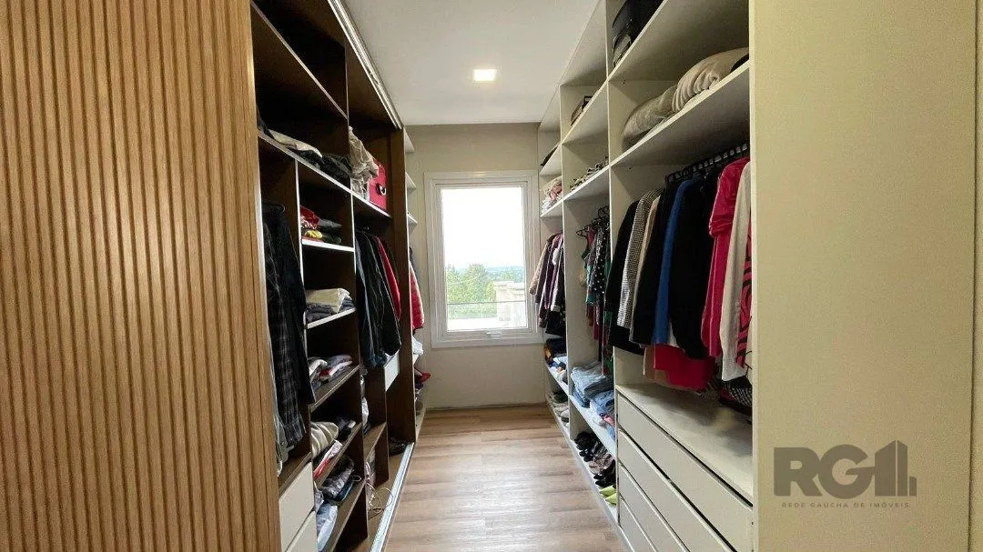 Imagem Linda Casa Ampla com 3 Suítes Construída Recentemente em Condomínio no Bairro Nobre de Gramado