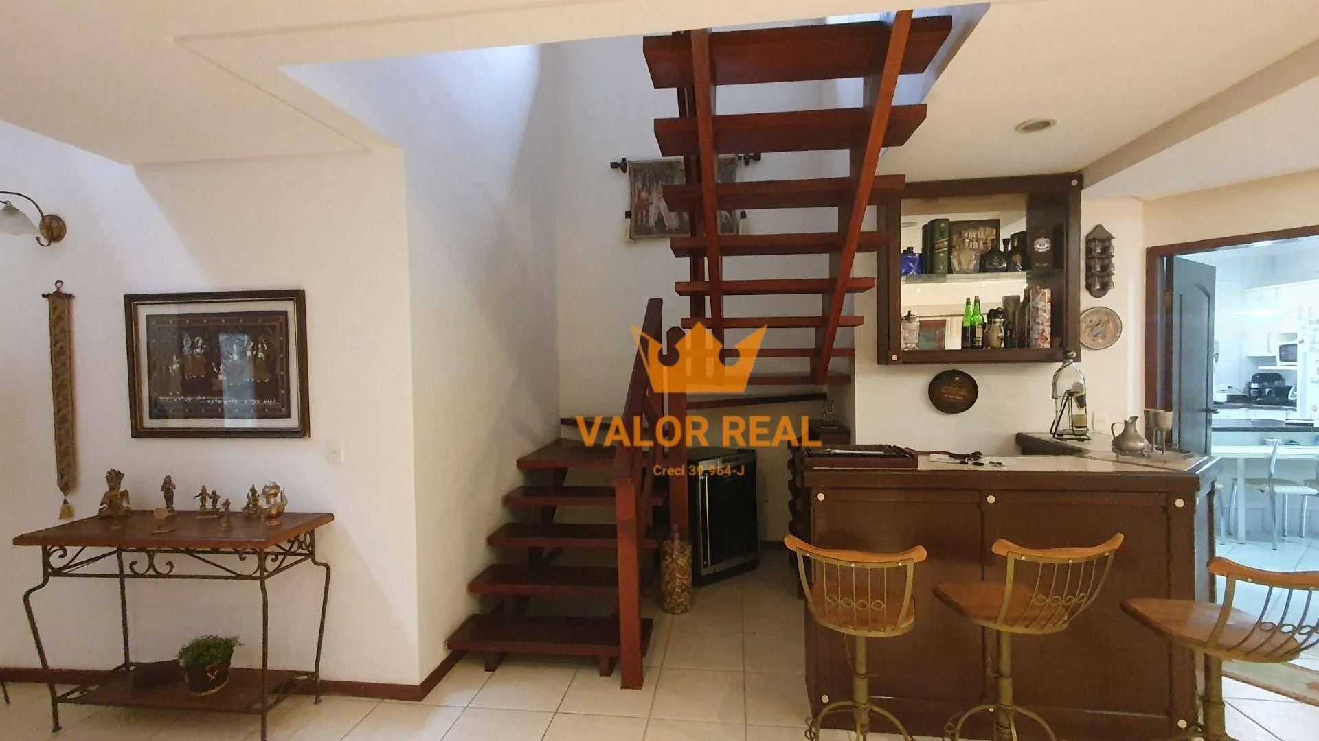 Imagem Casa em Condomínio de Alto Padrão, Venda ou Locação: AT 720 m2 e AC 390 m2, 4 suites, 4 vagas, piscina.