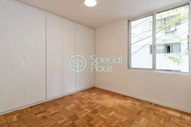 Imagem Apto com 129,23m² no Itaim Bibi Sala ampla para 2 ambientes com cozinha integrada e armários plane...
