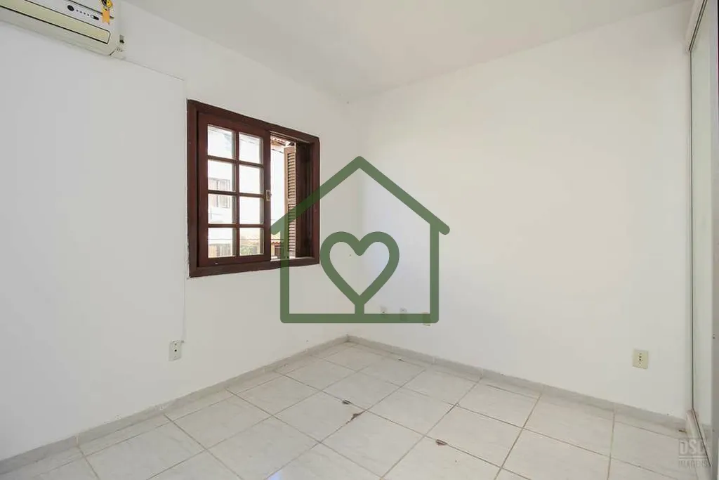 Imagem Casa em condomínio localizado próximo ao Hospital Vila Nova. Com 3 dormitórios, sendo 1 suíte, 8...