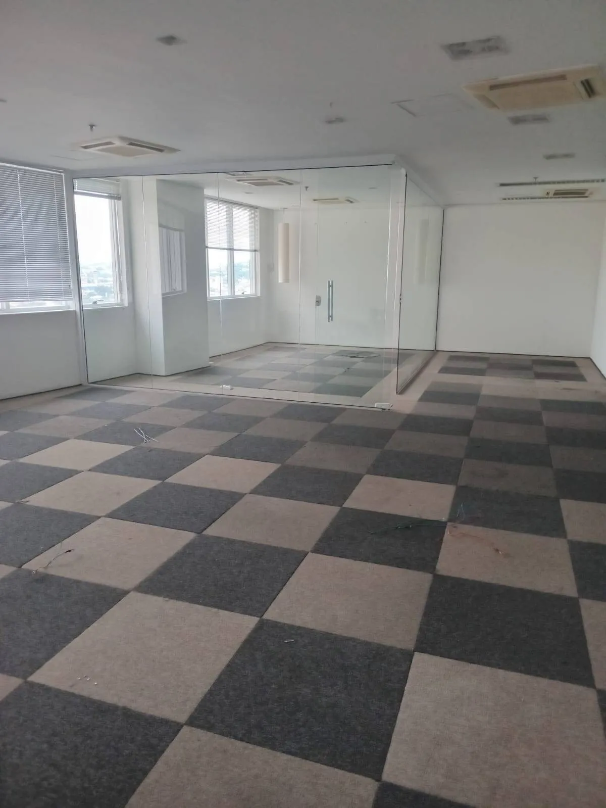 Imagem Sala Comercial no Centro de Alphaville com 106m² e 4 Vagas
