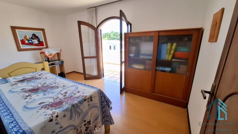 Imagem Casa com amplo terreno, a venda 04 quartos c/suíte no Seminário em Curitiba PR