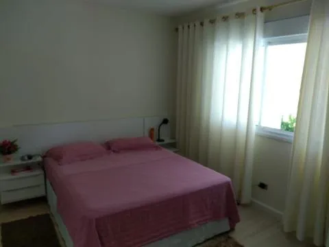 Imagem VENDA DE CASA NO CONDOMÍNIO ARUJÁ COUNTRY CLUB, EM ARUJÁ/SP, 200m² com 3 quartos, suíte, hidro, planejados, sala com lareira e 3 vagas. CONSULTE-NOS.
