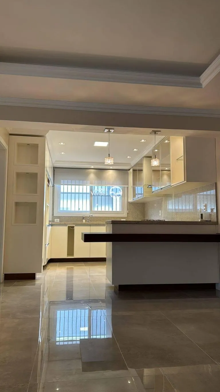 Imagem Vende-se casa próx ao centro de Gramado- 3 Quartos- R$2.620.000,00