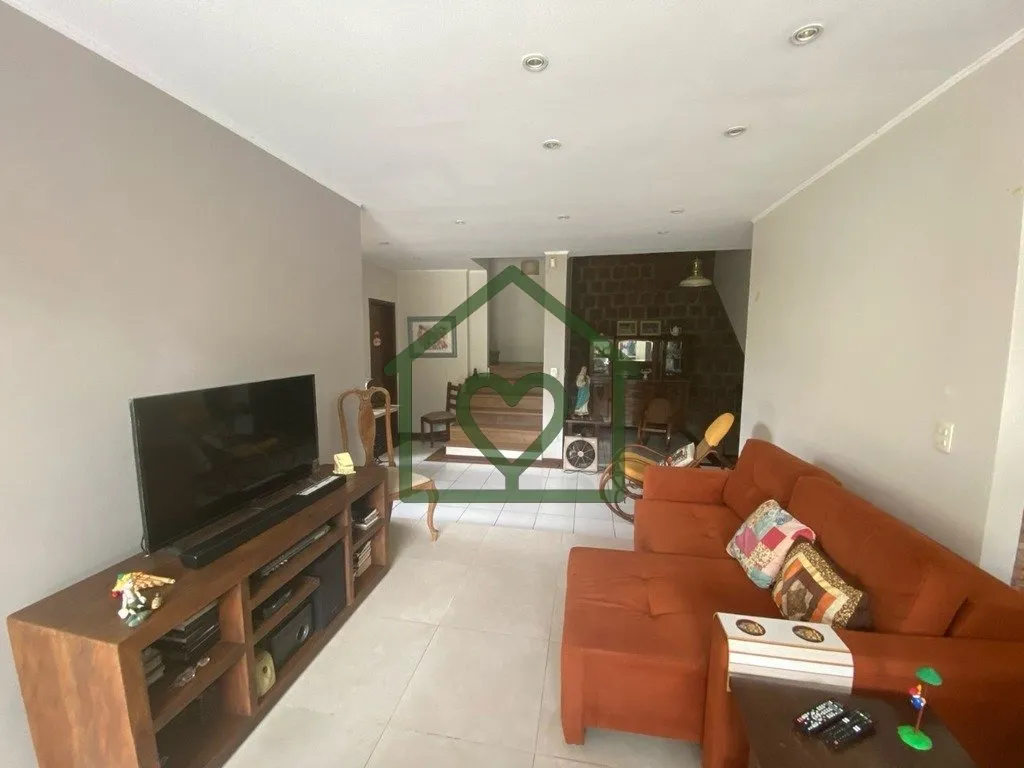 Imagem Ótima casa no Jardim do Salso, com 2 pavimentos, sendo o pavimento superior com 3 amplos dormitóri...