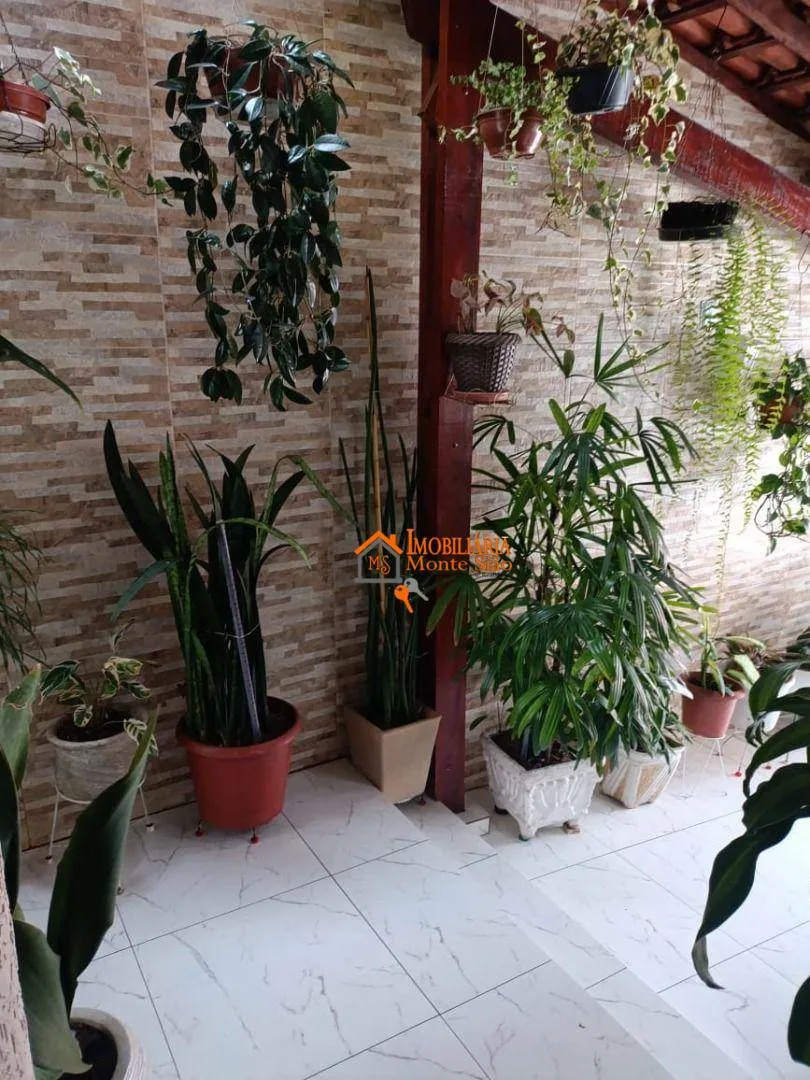 Imagem Sobrado Reformado com Suíte e Área Gourmet - 1km do Shopping Maia