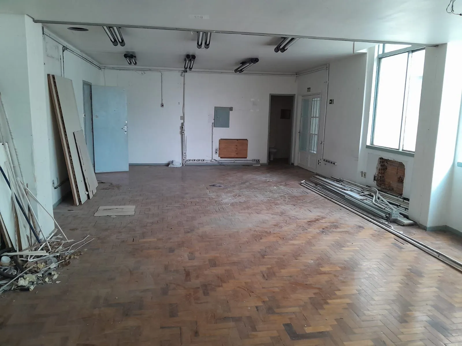Imagem Salas com meio andar,para empresas ou órgãos públicos com 262,41m2 ,Centro