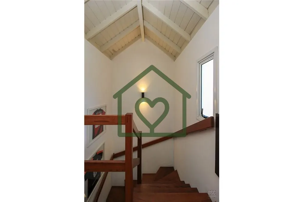 Imagem Linda casa em Condominio, com living de 2 ambientes (estar/jantar) com lareira, cozinha americana mo...