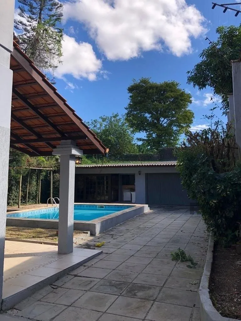 Imagem Casa de 365m² - 4 dormitórios sendo 3 suítes e 5 vagas de garagem no bairro Partenon