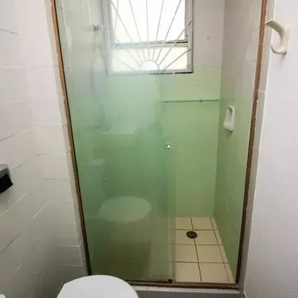 Imagem Apartamento com 2 dormitórios, banheiro auxiliar e 2 vagas cobertas.