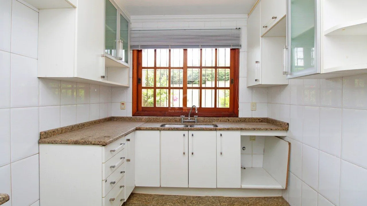 Imagem Excelente casa em condomínio com três (3) dormitórios, uma (1) suíte, duas (2) vagas de garagem próximo ao Barra Shopping , no bairro Cristal em Porto Alegre.