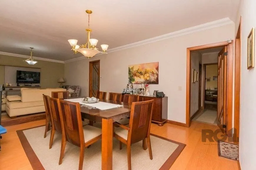 Imagem Casa de 380m² - 4 dormitórios, 2 suítes, 4 vagas no bairro Bom Jesus